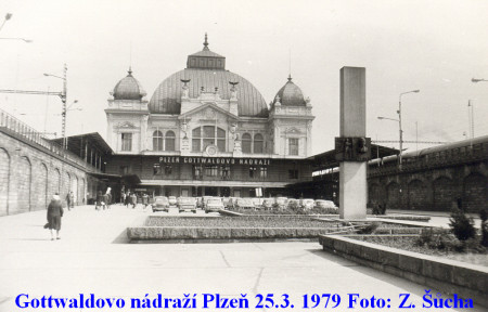 136) před nádražím v březnu 1979. Na sloupu z roku 1971 je reliéf Klementa Gottwalda. Po revoluci odstraněn.